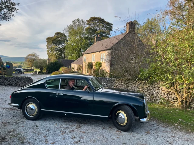 Farmhouse weekends when the historic Lancia Aurelia visits. First owned by Mike Hawthorn, racing driver and the first British Formula One World Champion. Did you spot it in the Peaks?#lancia #aurelia #lanciaaurelia #classiccars #cars #italiancars #italiancar #italy #derbyshire #england #peakdistrict #peakdistrictclassiccars #B20 #b20grandturisimo #formula1 #f1 #petrolhead #carporn #carinstagram #carlovers #carphotography #carspotting #cargramm #carculture #instacar