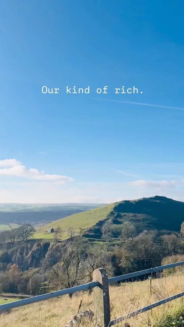 Waving hello from Wheeldon Trees. This was yesterday. Today is definitely pea soup weather. Hope everyone enjoys their Friday. A little laundry for us plus guests to welcome for the weekend.#peakdistrict #richgirl #england #moneycantbuyhappiness #derbyshire #countrylife #derbyshirelife #englishcountryside #trendingaudio