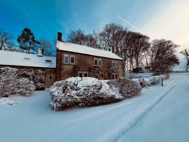 Gorgeous day in the Peaks. Freezing. But gorgeous. Stay safe everyone. #wheeldontrees #peakdistrict #uksnow #snow #derbyshire #derbyshirecottages #peakdistrictcottages